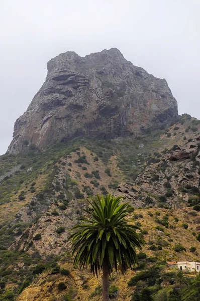 La Gomera - Roque El Cano por encima de la ciudad de Vallehermoso. Al fondo la nublada Cumbre de Chijere con Buenavista . —  Fotos de Stock