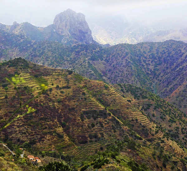 La Gomera - Roque El Cano above the town of Vallehermoso. In the background the cloudy Cumbre de Chijere with Buenavista. — Stock Photo, Image