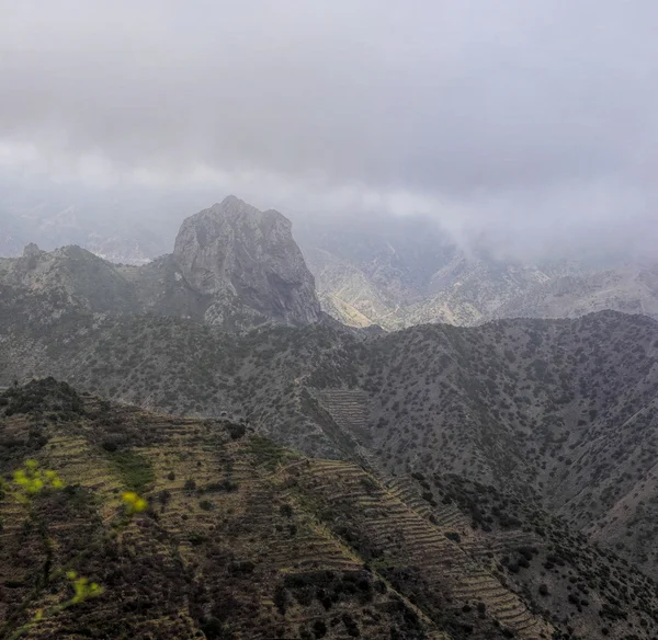 La Gomera - Roque El Cano sopra la città di Vallehermoso. Sullo sfondo il nuvoloso Cumbre de Chijere con Buenavista . — Foto Stock