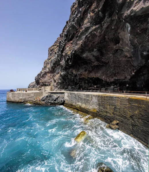 Naturliga havet pool i den förstörda by av La Dama, La Gomer island, Kanarieöarna, Spanien — Stockfoto