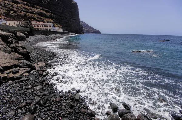 La costa rocciosa del mare nel villaggio distrutto La Dama — Foto Stock