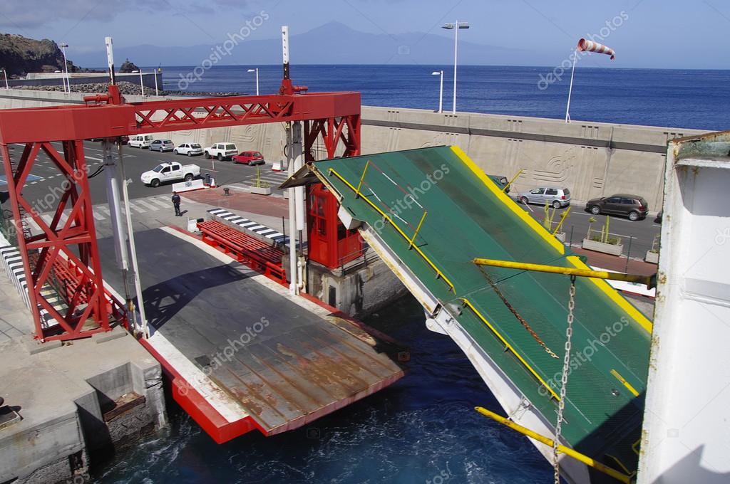 San Sebastian De La Gomera 8 De Agosto De 2014 La Gente Carga Autos En El Ferry El 12 De Agosto La Gomera Islas Canarias Espana Foto Editorial De Stock C Gadzius 61433061