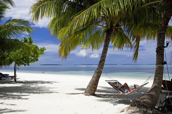 La chica en la hamaca con vista a la laguna tropical en la isla de Maldivas — Foto de Stock