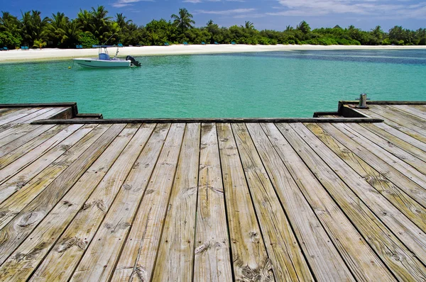 La lagune tropicale ensoleillée sur l'île des Maldives — Photo
