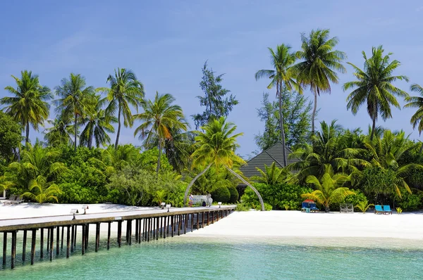 Turyści odwiedzają Ośrodek wypoczynkowy codziennie, aby opalać się i pływać. Malediwy — Zdjęcie stockowe