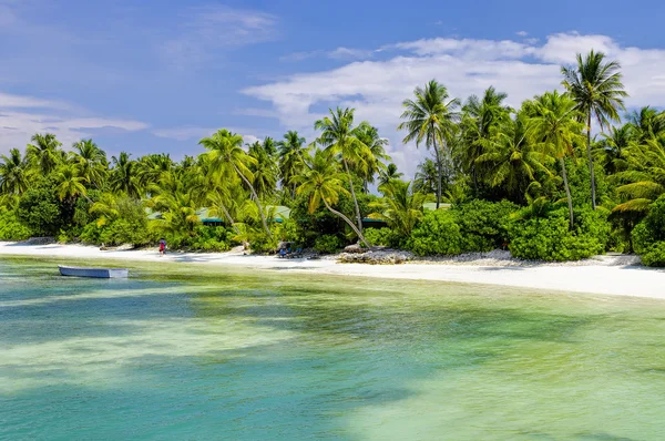 Солнечная тропическая лагуна на Мальдивском острове — стоковое фото