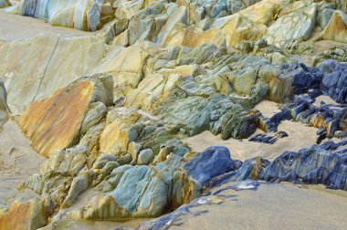 Kuzey Portekiz sahilde renkli taşlar