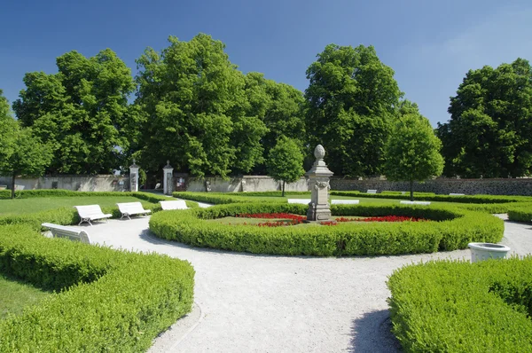 Le parc près du château Cerveny Kamen Photos De Stock Libres De Droits