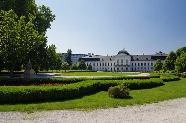 BRATISLAVA, SLOVACCHIA - 6 GIUGNO: Il Giardino del Palazzo Presidenziale di Bratislava il 6 giugno 2015 a Bratislava, Slovacchia — Foto Stock