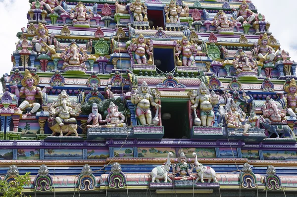 Fachada colorida de um templo hindu em Victoria, Mahe, Seychelles , — Fotografia de Stock