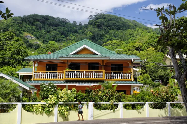 Um menino caminhando ao longo da rua Beau Vallon Beach, no oeste de Mahe, Seychelles — Fotografia de Stock