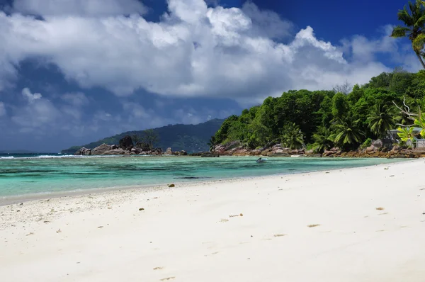 Spiaggia di Anse La Blague sull'isola di Praslin, Seychelles . — Foto Stock