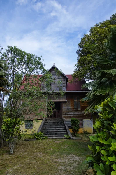 Разрушенный колониальный дом на острове Ла-Диг, Сейшельские острова — стоковое фото