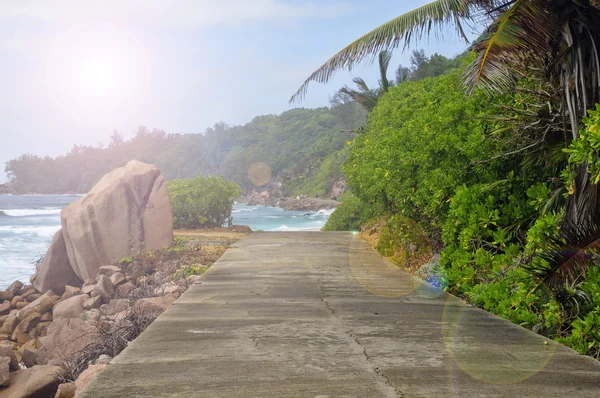 Marea baja en la salvaje costa este de La Digue, Seychelles con la única carretera en primer plano — Foto de Stock