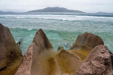 Düşük tide La Digue, Seyşel Adaları vahşi doğu kıyısında