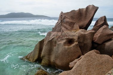 Düşük tide La Digue, Seyşel Adaları vahşi doğu kıyısında