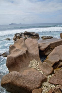 Düşük tide La Digue, Seyşel Adaları vahşi doğu kıyısında
