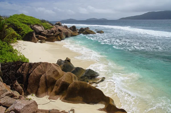 Bassa marea nella selvaggia costa orientale di La Digue, Seychelles — Foto Stock