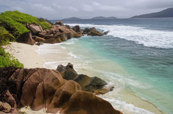 Bassa marea nella selvaggia costa orientale di La Digue, Seychelles — Foto Stock