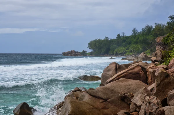Marea baja en la salvaje costa este de La Digue, Seychelles — Foto de Stock