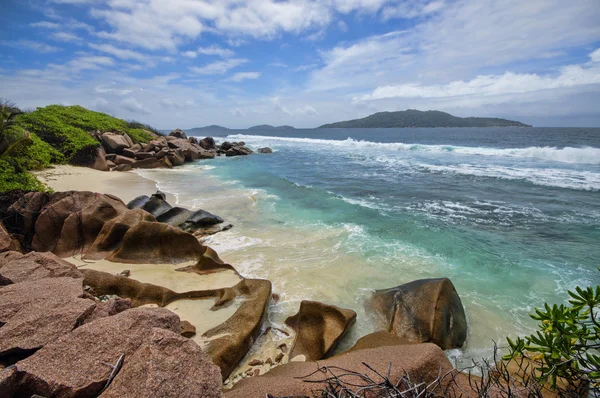 Bassa marea nella selvaggia costa orientale di La Digue, Seychelles — Foto Stock