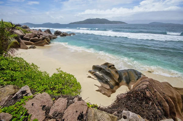 Bassa marea nella selvaggia costa orientale di La Digue, Seychelles — Foto Stock