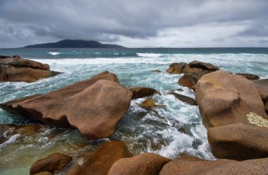 Düşük tide La Digue, Seyşeller ile tek yolun ön planda vahşi doğu kıyısında