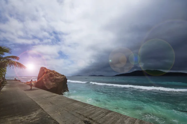 Низкий прилив на восточном побережье Ла-Диг, Сейшельские Острова с единственной дорогой на переднем плане — стоковое фото