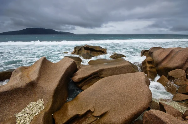 Lågvatten på La Digue, Seychellerna med enda vägen i förgrunden vilda östkust — Stockfoto