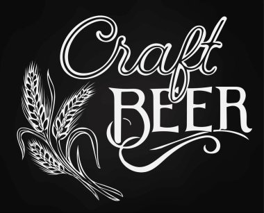 Buğday kulak çizgisi sanatı ile yazılmış el yapımı bira. Bira arpası tasarımı karatahta arka planda somutlaştırıldı.