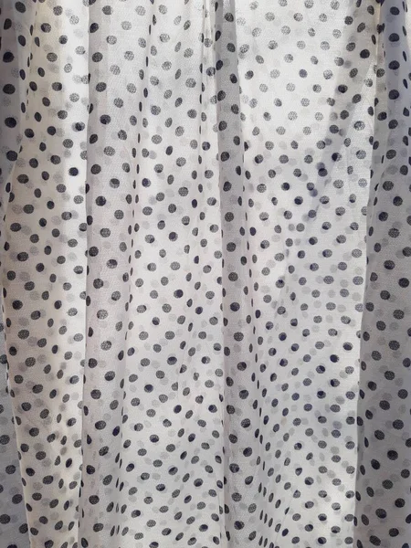 Puantiyeli beyaz tekstil arka planı. Katlı dikey perde