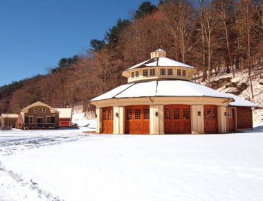 Kışın bina atlıkarınca
