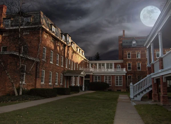 Creepy institution courtyard at nighttime — Stock Photo, Image