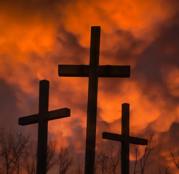 Tre krucifix med olycksbådande himmel — Stockfoto