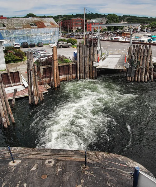 Car ferry leaving dock — Stock Photo, Image