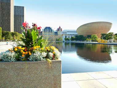 Albany Plaza üzerinde çiçek süslemeleri
