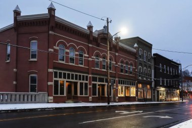 Baldwinsville, New York, ABD. 19 Ocak 2021. Baldwinsville 'de küçük bir kasaba olan Oswego Caddesi' nde, soğuk bir Ocak gecesi