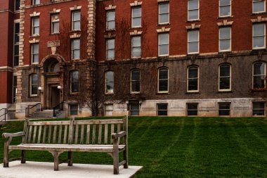 Syracuse, New York 'taki Syracuse Üniversitesi' nin kampüsünün önündeki bank.