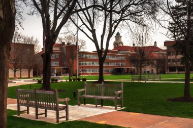Syracuse Üniversitesi kampüsünde sakin bir kış sabahı açık havada oturma