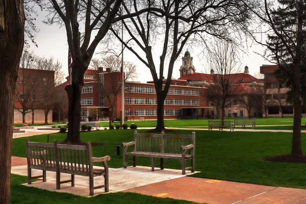 冬の静かな朝 シラキュース大学のキャンパスの屋外席 ストック写真