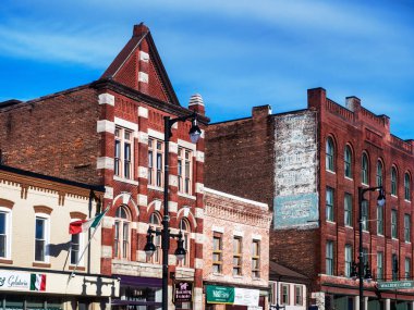 Syracuse, New York, ABD. 17 Nisan 2021. Syracuse, New York 'un tarihi Küçük İtalya mahallesindeki işletme ve mimari manzarası