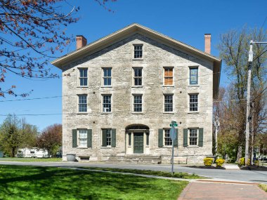 Sackets Harbor, New York, ABD. 12 Mayıs 2021. Sackets Harbor, New York 'taki küçük tarihi köy Seaway Trail Discovery Center' ın görüntüsü