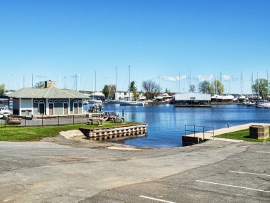 Sackets Harbor, New York, ABD. 12 Mayıs 2021. Ontario Gölü kıyısındaki tarihi Sackets Limanı 'ndaki Donanma Noktası Denizcisi manzarası