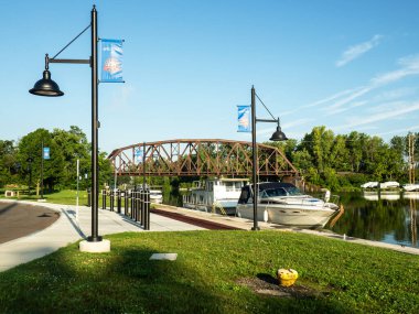 Brewerton, New York, ABD. 22 Ağustos 2021. New York, Brewerton 'daki Oneida Nehri üzerinde demiryolu köprüsü olan park sakin bir yaz sabahı.