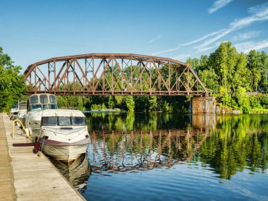 Brewerton, New York 'taki Oneida Nehri ve Brewerton Köprüsü manzarası