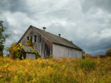 eski yıpranmış ahır