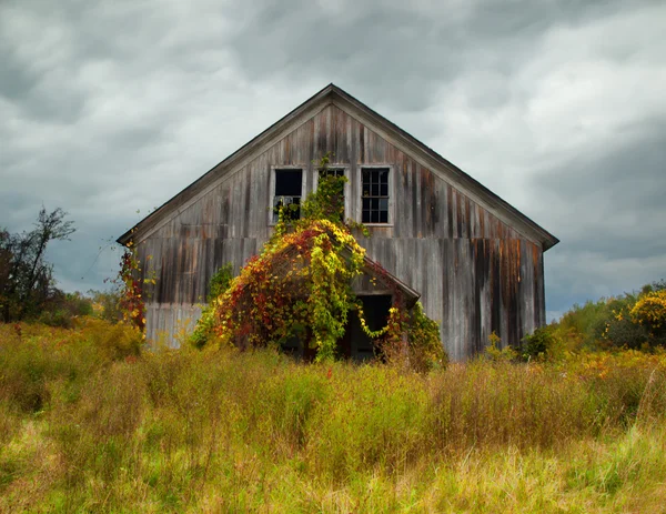 Grange abandonnée en automne — Photo