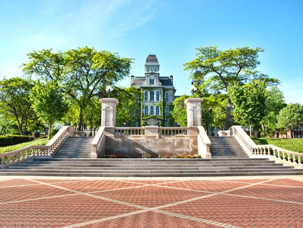 Syracuse Üniversitesi salonu dil