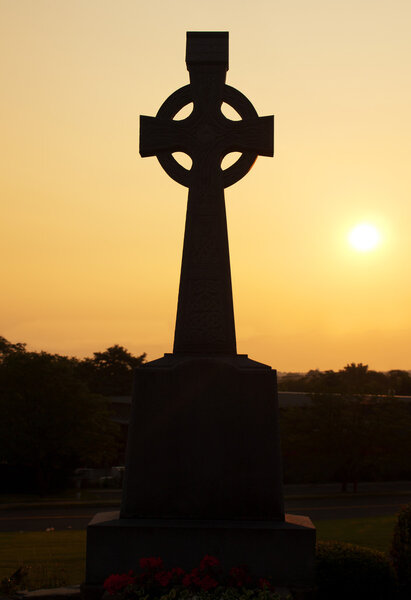 Кельтский крест в силуэте
