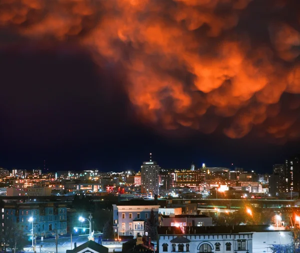 Wolken Mammatus over stad bij nacht — Stockfoto